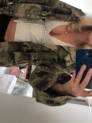 Jacka  - Säljer denna skit snygga vår jackan i camoflage mönster som tyvärr inte kommit till användning. Den är som ny och har inga tecken på slitning ❤️