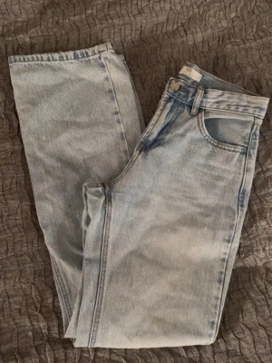 Flared jeans  - Snygga jeans från stradivarius 