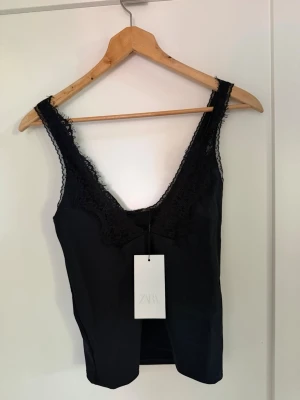 Svart spetslinne från Zara  - Snyggt svart spetslinne från Zara🖤. Helt oanvänt, lappen sitter kvar. Nypris 229kr!