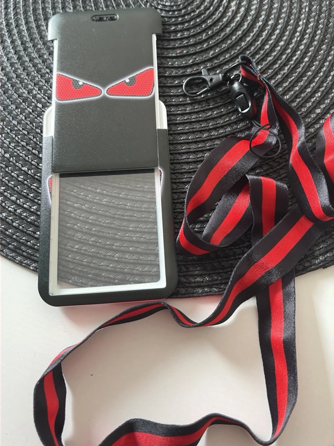 Svart korthållare med röd lanyard - 1