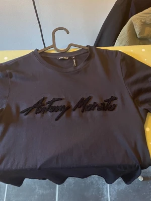Antony Morato T shirt  - Marinblå Antony Morato T shirt med ”utåtstående” tryck på bröstet i storlek S. Hör av er vid intresse, pris och fler bilder:) 