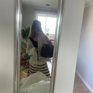 Ljusblå jeansjacka från FB Sister - Säljer en snygg ljusblå jeansjacka från FB Sister i oversized fit. Jackan är i nytt skick med tags kvar. Perfekt för vår och sommar, med klassiska knappar och två bröstfickor. Den har en cool, avslappnad stil som passar till det mesta. Skicka ett meddelande om du är intresserad! 💙