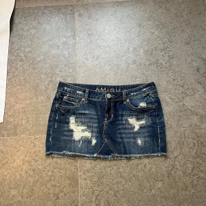 Mörkblå jeanskjol med slitningar  - Intressekoll på denna sjukt snygg jeanskjol med låg midja🧡strl S