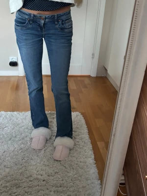 Blå LTB bootcut jeans med låg midja - Säljer mina klassiska blå bootcut jeans med låg midja från LTB. Jeansen har en snygg tvätt bekvämt och stretchigt material. Perfekta för dig som gillar lågmidjat💕