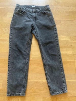 Svarta/mörk gråa grunt jeans  - Svarta/mörk gråa grunt jean stlk 28 men juster bar midja på insidan