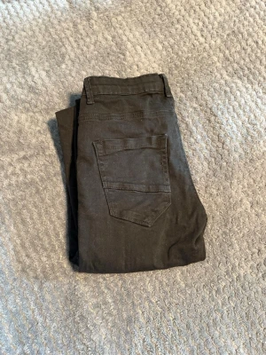 Denim Day Jeans - Slim Denim Day Jeans i storlek 170, motsvarar cirka xs. Passformen är slim så köp endast om du gillar lite tajtare jeans. Mycket bra skick.