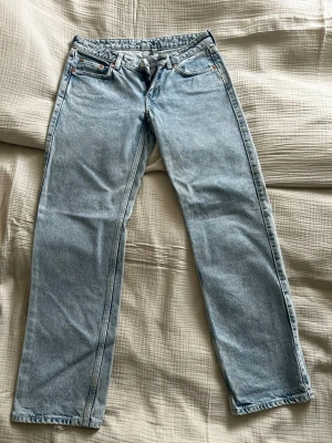 Weekday jeans  - Blåa Arrow-jeans från Weekday i storlek W27/L30 med en straight passform. Använda men i fint skick utan synliga defekter. Nypris 590