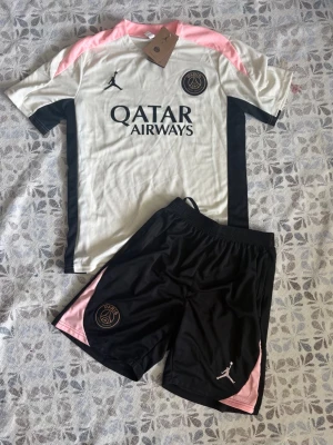PSG fotbollskit Jordan x Nike S - Psg fotbollsträningsset i storlek S. Shortsen har fickor med dragkedjor. Helt nya och oanvända, perfekt till sommaren. Hör gärna av vid frågor!