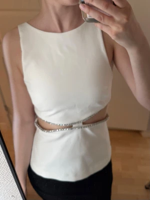 Zara topp - Topp från Zara i strl xs, fin glitterdetalj som framhäver midjan, lite tråd som gått upp vid glittret