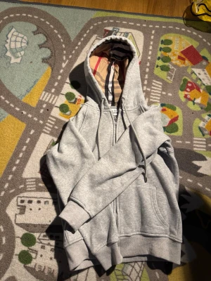 Grå hoodie från Burberry med dragkedja - Säljer grå hoodie burberry, 165cm / xs. Har använt typ 7 gånger