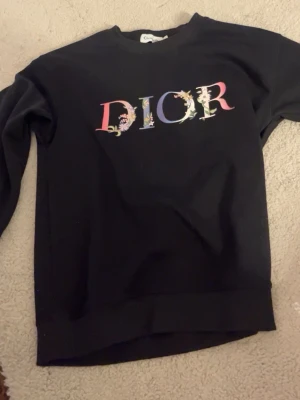 D hoodie - Jättefin tröja som passar både tjej o kille, trycket och blommorna gör tröjan mycket fräschare! Nytt skick och inga täcken på andvändning. Säljer den då den inte passar mig. 