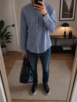 Polo Ralph lauren skjorta - small - slimfit - Klassisk och stilren skjorta från Polo Ralph Lauren i blå/vit småmönstrad design. Modellen har button-down krage, broderad logga på bröstet och lång ärm med knäppning vid manschetterna. Perfekt både till vardag och mer uppklädda tillfällen.  * Storlek: S - se 2 sista bilderna för mått 📏  * Skick: använd fåtal gånger - ny skick * Färg: Blå/Vit rutig * Passform: Slim Fit * Material: Mjuk och bekväm bomull  Priset diskutabelt vid snabb affär. Skickas snabbt fråga vid funderingar :)