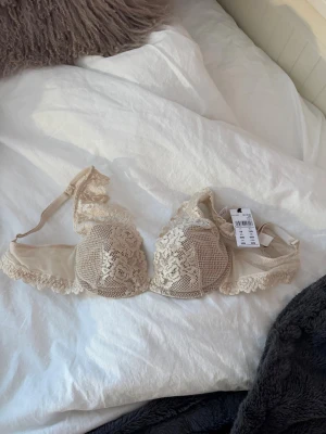 Beige spets-bh från Intimissimi - Helt oanvänd beige bh från intimissimi i modellen Elena, prislappen finns kvar💕nypris 560kr