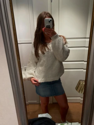 Blå jeanskjol  - Säljer en blå jeanskjol. Kjolen är kort och har en rak passform som passar till det mesta. Perfekt för dig som gillar en enkel och tidlös stil. Står storlek 158+ men passar xs-s 💓