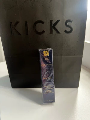 Estée Lauder Pure Color 930 läppstift - Estée Lauder Pure Color Whipped Matte Lip Color i nyansen 930. Läppstiftet har en matt finish och innehåller moringasmör för en mjuk känsla. Förpackningen är elegant i mörkblått med guldiga detaljer.