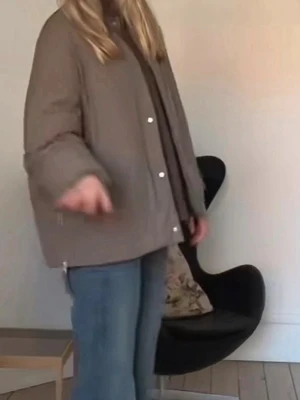 Zara jacka  - Supersnygg vattentät jacka från Zara i en khaki/brun färg🤍 Rensar garderoben, kolla in mina andra artiklar!!