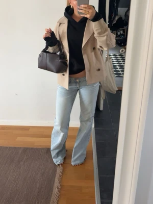 Ljusblå raka jeans  - Ljusblå jeans från gina! Super fina bara lite slitna längst ner. Storlek tall S. Väldigt populära plus slutsålda så därav pris 🥰