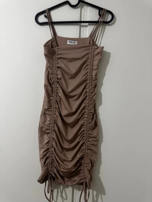 Klänning  - En klänning från Madlady i stl M som aldrig är använd säljs för 150 kr. 