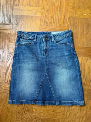 Jeanskjol  - Jeanskjol från edc. Midjemått: 36,5 cm. Längd: 45 cm. Storlek 32 vilket motsvarar en XS/XXS.