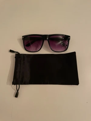 R@yban liknande solglasögon - Tjena! Säljer nu dessa feta solglasögonen. Dem är nästan identiska med Rayban, form, färg och kvalité. Enda skillnaden är att dessa inte har någon Rayban logga, vilket är det man betalar för annars. Skicka ett pm vid intresse, skicka bud. 