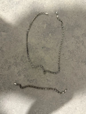 Silverfärgat kedjehalsband - Säljer ett stilrent halsband i silverfärgad metall med klassisk kedjelänk. Halsbandet har en enkel karbinhake och passar perfekt för dig som gillar minimalistiska smycken. Kedjan har en snygg, tidlös design som funkar till många olika stilar.