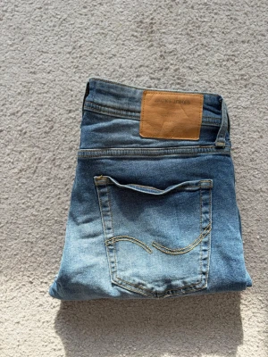 Slim/glenn - Säljer ett par slim/glenn från Jack & Jones, i mycket bra skick då den används med noggrannhet. Vid frågor, så är det bara höra av sig. Priset går att diskutera.