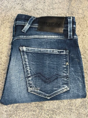 Replay Anbass Med slitningar  - Mörkblåa Replay Jeans||Skick 9/10||Storlek W28/L32||Modell Anbass||Skriv vid minsta intresse||