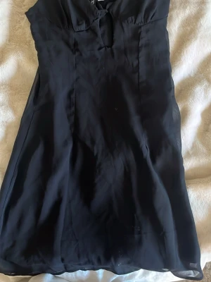 Svart klänning - Svart klänning från hm, köpt för ett tag sen men knappt använd. Skriv vid frågor eller fler bilder ❣️