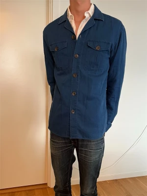 Massimo Dutti Jeansskjorta - Säljer nu denna fina overshirt från John Henric. Fint skick, inga skavanker. Modellen är 176, 60kg. Skriv vid frågor