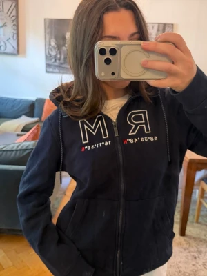 Marinblå hoodie - Race Marine hoodie i strl M! Bra passform och väldigt mjuk! Kan skivka fler bilder om det önskas💙☺️
