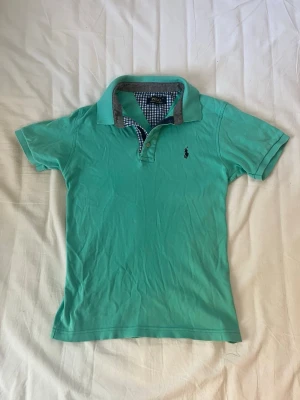 Ralph Lauren pike - Den är använd och har en söm som är av men annars är den i väldigt bra skick, storlek S men passar också XS