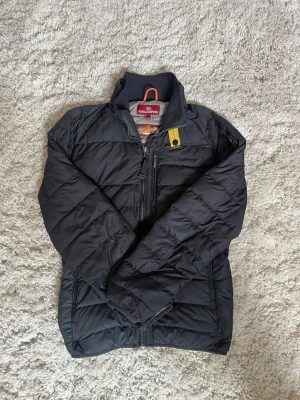 Parajumpers Jacka - Perfekt till sommarkvällar. Storlek Y-M men sitter som S