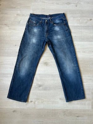 Blåa US Polo Assn Jeans Straight Fit W34 L32 - Fina US Polo Assn Jeans i blå färg. Jeansen är i mycket bra skick och sparsamt använda. |  Äkta som allt annat jag säljer! ✅ |  Storlek: W34 L32 | Skick: Mycket Bra Skick | Färg: Blå | Märke: U.S Polo Assn | Modell: Jeans |  Hör gärna av dig vid frågor så svarar jag så fort jag kan! 😁|   (Sku - 31)