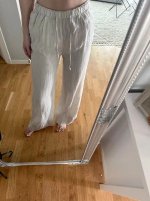 Linnebyxor - Linnebyxor som är en vid modell, använt vid ett enstaka tillfälle men lite för vida för min smak så inte kommit till användning mer 🌸 100% linne