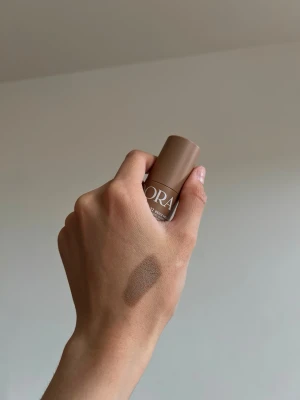 Isadora Contour Stick Bronzer - Krämig contour stick från Isadora i en snygg brun nyans. Perfekt för att skulptera och definiera ansiktet. Kommer i en smidig, rund hylsa av plast med vit text. Enkel att applicera och blenda för ett naturligt resultat. Endast testad på handen