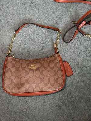 Brun monogram handväska från Coach - Snygg väska 