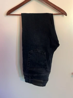 Svarta slim fit jeans - Säljer ett par mörkblå J.lindeberg jeans i slimpassform. Säljer då de har blivit för små och jag inte längre kan andvända. Stl: 30W 32l. Bra skick