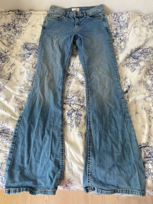 Blå jeans - Säljer ett par ljusblå jeans. Bakfickorna är ihop sydda så går inte att använda. Pris kan diskuteras!!