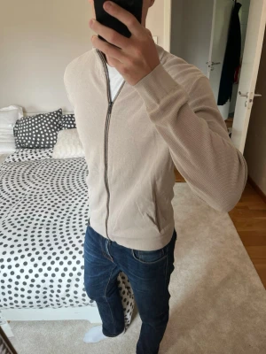 Beige stickad ziptröja - Säljer en stilren beige stickad ziptröja gjorde av extrafine cotton. Storleken är L men sitter som en M! ✌🏼——————————————————————————                                                                      📐| Storlek: L men sitter som M                                                           👖| Märke: Massimo Dutti                                      🔎| Skick: Mycket bra                                                      ✍🏻| Skriv om du har några frågor