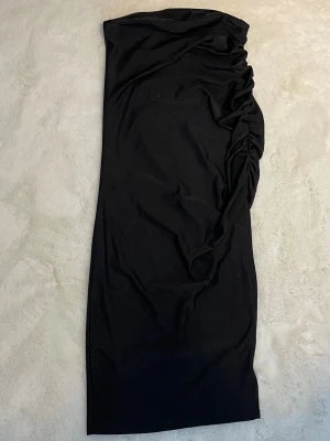 Svart kjol - En svart kjol med slits på ena sidan från Shein, storlek S.