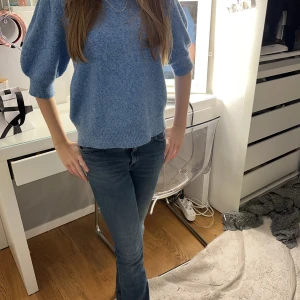 Kortärmad stickad tröja - Säljer denna fina blåa stickade tröja från Vero Moda. Nästan aldrig använd.