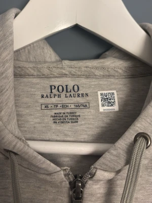 Ralph lauren zip hoodie - Säljer nu denna feta Ralph lauren zip hoodie i ny skick! Tröjan är endast använd ett få tal gånger så nästintill inga tecken på användning!
