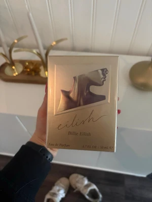 Billie Eilish Eau de Parfum 50 ml - Säljer Billie Eilish "Eilish" EdP 50 ml. Den perfekta parfymen för dig som älskar söta, varma vaniljdofter. Oöppnad/plomberad och i nyskick!🤗