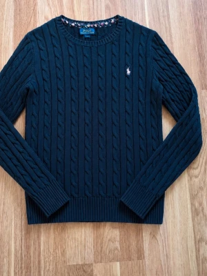 Stickad Ralph Lauren tröja - Tjena, jag säljer en riktigt snygg stickad Ralph Lauren tröja☺️ Den är i mycket bra skick och har inga fläckar eller skador😁 Den är självklart äkta✅ Skicka om du har några frågor😄