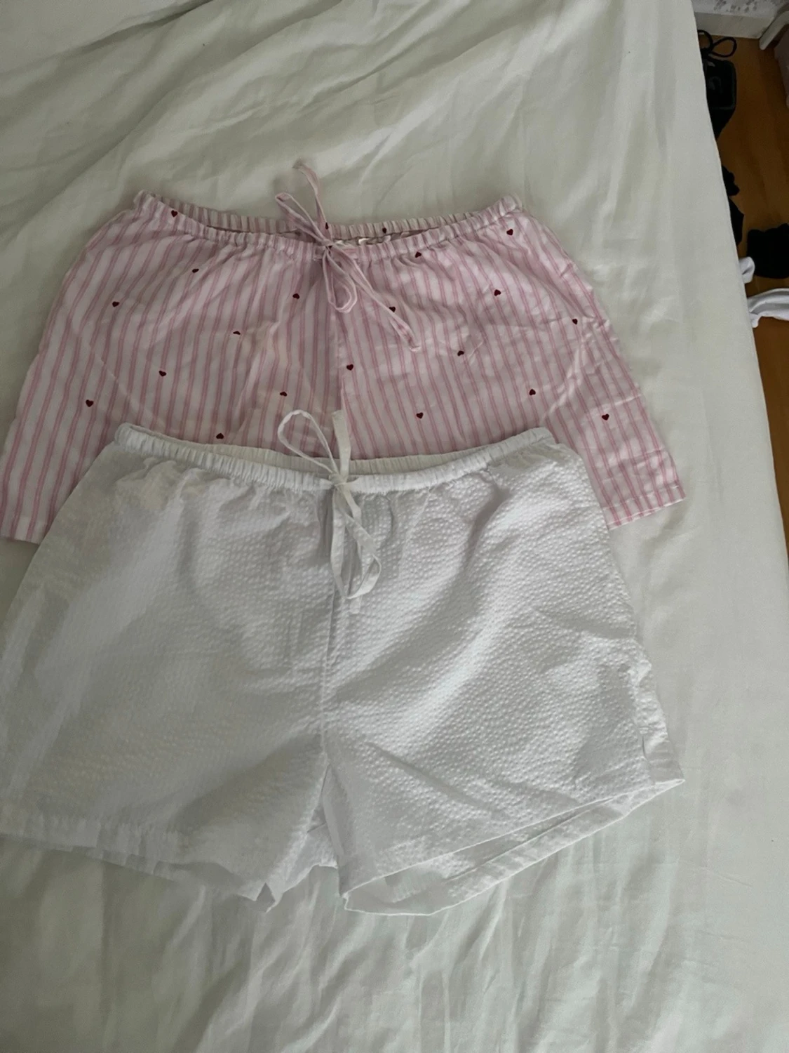 Två par pyjamasshorts med knyt