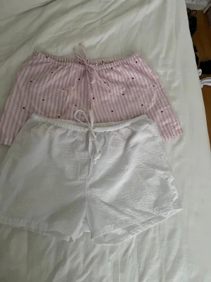 Två par pyjamasshorts med knyt - 🤍💗