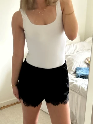 Vitt bodylinne  - Säljer nu min vita body från zara. En perfekt body att både klä upp och klä ner! Den är endast använd enstaka gånger och därför i väldigt bra skick