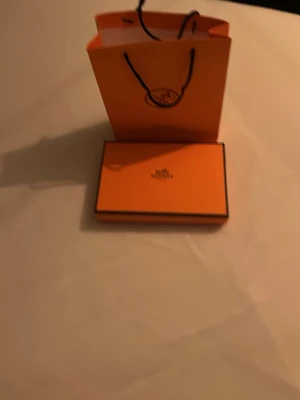 Svart skärp från H i skinn - Säljer ett svart skärp från  i exklusivt skinn. Kommer i original orange box och påse, perfekt för dig som vill ha en lyxig accessoar till din outfit. Klassisk design med elegant känsla.