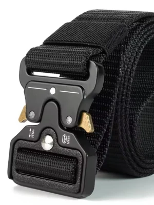 Smart flexibelt svart allroundbälte för många tillfällen! - SVART BÄLTE, 125 cm långt & 3.8 cm brett. Passar midjemått mindre än 120cm.  Använder själv ett sånt bälte och är mycket nöjd!  Bältet finns i flera färger. SE DESSA ANNONSER! SVART  SKOGSGRÖNT  MARINBLÅTT  BRUNT/KAFFE BEIGE/SAND GRÅTT Det bästa med bältet är att det är "steglöst" och kan anpassas mer exakt än bälten med hål. Materialet är slitstark nylon & spännet i hårdplast. Bältet skramlar inte. Låsmekanism & nitar i spännet är i metall för att ge hållbarhet. ETT MYCKET BRA ALLROUND BÄLTE!