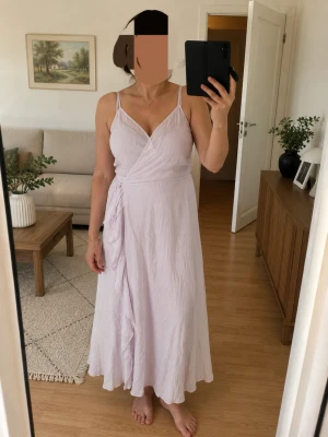 Ljuslila omlottklänning med volang - 🌸 H&M omlottklänning – Storlek L – 60 kr 🌸 Säljer en fin ljuslila omlottklänning från H&M med smala axelband och volang framtill. Perfekt till sommar, semester, fest eller vardag. Modellen är knälång till midilång med knytband i midjan. � H&M Storlek: L Färg: Ljuslila Skick: Bra skick Pris: 60 kr Finns att hämta eller skickas mot att köparen står för frakten. Skicka gärna ett meddelande om du har frågor eller vill se fler bilder. 🌸